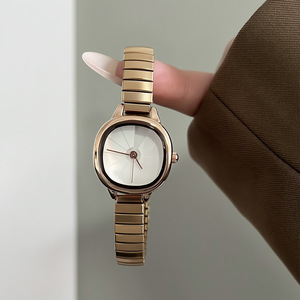 Montre rétro à bracelet élastique pour femme, style décontracté, bracelet en acier élastique, montre carrée extrêmement simple, vente en gros - Product Image 3