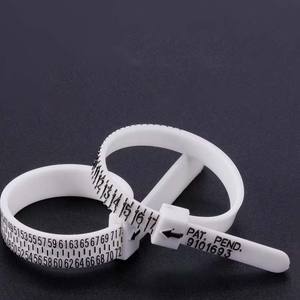 사용자 정의 로고 링 사이저 핑거 게이지 측정 눈금자 스케일 미국/영국/EU 링을위한 판촉 플라스틱 보석 측정 도구 - Product Image 3