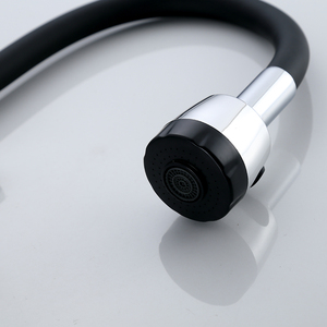 Artículos sanitarios Grifo de agua de cocina Grifo negro de nuevo diseño con cuerpo de zinc Estilo clásico Tipo de pulverización lateral Mango de aleación de zinc - Product Image 3