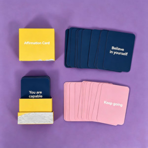 Cartes de motivation personnalisées « Je suis aimée par moi-même » avec support en bois et boîte de rangement rigide – Cartes d'affirmation pour adultes - Product Image 5