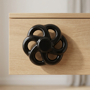 Bouton de tiroir moderne noir en forme de fleur, quincaillerie de meuble en métal, type à insertion par boulon, installation facile, boutons en fonte faits à la main - Product Image 1