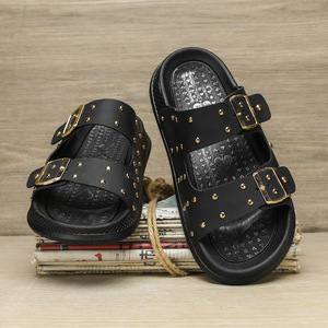 Sandales noires en PVC à enfiler avec boucles et clous dorés, bout ouvert, semelle extérieure en caoutchouc antidérapante, chaussures d'été pour hommes - Product Image 6