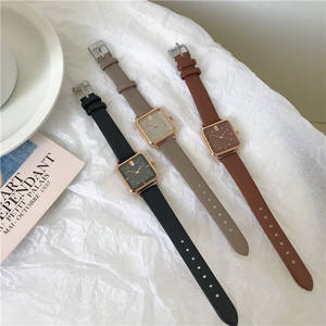 Petite montre à quartz carrée décontractée avec un bracelet fin et une touche de luxe discret - Product Image 1