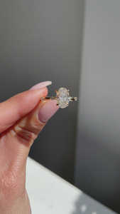 Joyería de declaración, anillos solitarios de corte ovalado de diamante cultivado en laboratorio con piedras de acento, anillos delicados de moda de oro amarillo sólido de 18 quilates - Product Image 2