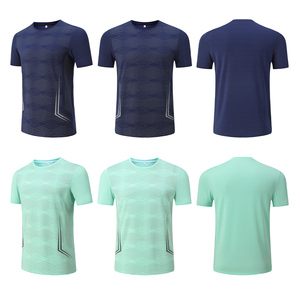T-shirt de sport OEM pour homme, coupe ajustée, respirant, séchage rapide, avec logo personnalisé sur le devant, manches courtes, pour fitness, course à pied et usage décontracté - Product Image 4