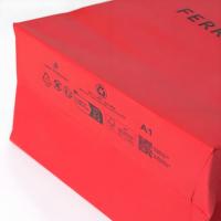 Sac en papier rouge économique avec poignée découpée, sac cadeau en papier avec logo UV, sac en papier avec boîte rouge et processus de gaufrage