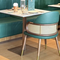 Ensemble table et chaises de restaurant de style nordique avec banquette murale, chaises de salle à manger commerciales en bois massif personnalisables