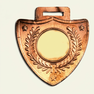 Badge en cuivre, emblème frappé à l'ancienne, centre vierge, couronne de lauriers, trois étoiles, médaille, artisanat métallique - Product Image 1