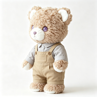 En gros, Ours en peluche doux et bouclé, adorable animal en peluche avec chemise à col et salopette kaki