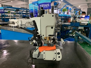 Machine à coudre interlock à lit plat compact HK-600-33AC/UT à entraînement direct, coupeur latéral droit, coupe-bord automatique, idéale pour les vêtements décontractés - Product Image 4