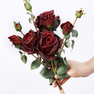 65cm réaliste fleur de soie écrite à la main rétro brûlé bord Roses artificielles 5 têtes rouge Rose fleurs pour la décoration de mariage à la maison - Product Image 1