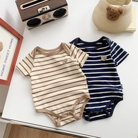 Combinaison bébé nouveau-né à manches courtes, motif triangle, adorable tenue d'été rayée avec ours, fermeture boutonnée discrète pour garçons