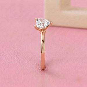 Anillo de Compromiso Solitario con Diamante en Forma de Corazón y Banda Clásica de Oro Sólido de 3 Puntas para Joyería Fina Nupcial Elegante - Product Image 4