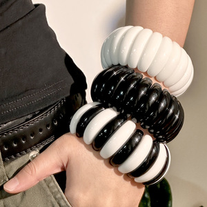 Bán buôn New resin đen trắng hạt khâu Vòng đeo tay DIY rộng Acrylic phụ nữ kích thước lớn đàn hồi bangles - Product Image 3