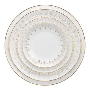 Assiette à dîner en porcelaine fine à bords dorés, issue d'un <span class=keywords><strong>service</strong></span> <span class=keywords><strong>de</strong></span> vaisselle minimaliste, avec un ensemble <span class=keywords><strong>de</strong></span> tasses, assiettes et bols en porcelaine fine et des assiettes à dîner blanches - Product Image 3