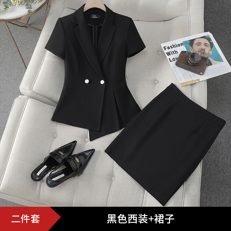 Traje negro de falda.