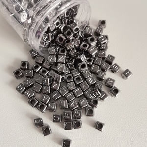 Lettres acryliques de couleur métallique mélangée Alphabet A-Z perles cubiques carrées 6x6x6mm pour la fabrication de bijoux bricolage artisanat - Product Image 1
