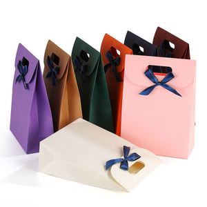 Sac en papier kraft noir de luxe à poignée découpée pour emballage de parfum, cosmétiques, beauté, cadeaux, bonbons – Grande vente, pas cher, avec poignée plate - Product Image 4