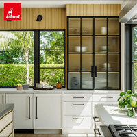 Projet de personnalisation complète de la maison Alland Custom Matte Lacquer : grand buffet blanc avec portes en verre cannelé et tiroirs pour cuisine.