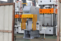 Presse hydraulique à colonne unique BEKE 200T avec table de travail personnalisable