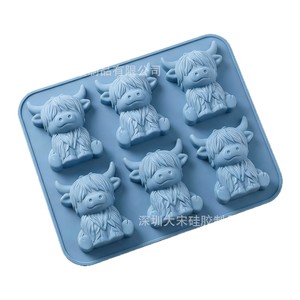 Molde para cubitos de hielo Highland Cow, 6 cavidades, de silicona antiadherente, para uso en congelador y horno - Product Image 1