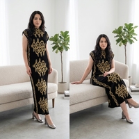 Robe longue plissée sans manches avec broderie dorée ethnique