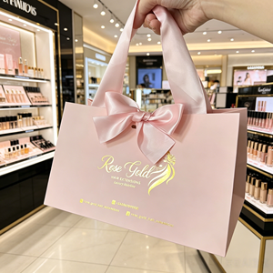 Bolsa de Regalo Rosa de Lujo con Logotipo Impreso en Papel Dorado, Bolsa de Compras con Asa de Listón, Bolsas de Papel Personalizadas para Joyería y Cosméticos - Product Image 3