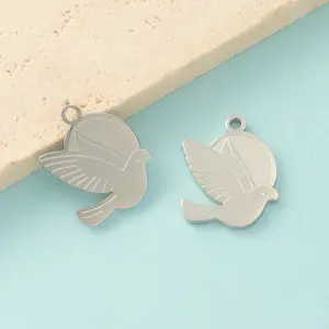Özel Logo yüksek cilalı paslanmaz çelik barış güvercini Charms kuş şekli hayvan kolye Diy takı aksesuarları