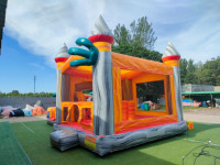 Château gonflable commercial à thème volcan avec toboggan pour location de fêtes d'enfants