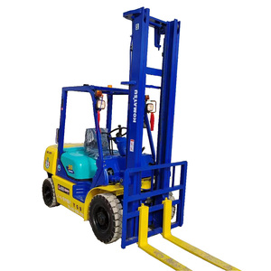 Chariot élévateur diesel Komatsu FD30 d'occasion de 3 tonnes avec mât à deux étages, commande manuelle, déplaceur latéral hydraulique, pneus pleins - Product Image 1