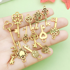 จี้กุญแจโลหะผสมสีทองโบราณ รูปทรงหลากหลาย อุปกรณ์ตกแต่งเครื่องประดับ DIY สไตล์เรโทรศิลปะ สำหรับทำสร้อยข้อมือและสร้อยคอ - Product Image 1