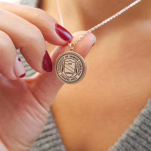 Collar con Colgante de Graduación Personalizado con Grabado Geométrico, Chapado en Oro de 14K/18K, Cadena de Eslabones de Latón, Regalo de Joyería Universitaria Unisex - Product Image 4