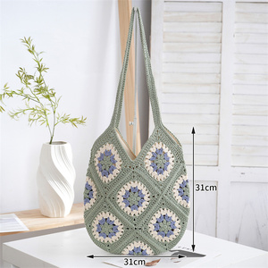 Borsa a Tracolla Grande in Crochet con Motivo Granny Square, Design Trendy, Stile Boho - Product Image 4