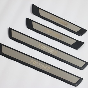 โรงงานขายส่ง KQD ขายดี คุณภาพสูง โครเมียม/สีดำ ABS ดีไซน์หรูหรา แผ่นกันรอยขอบประตูรถยนต์แบบ 5 มิติ พร้อมไฟ LED สำหรับ Fortuner - Product Image 1