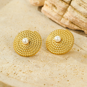 Geometric diamond-studded <b>earrings</b> <b>for</b> <b>women</b>, <b>small</b> and exclusive luxury stud <b>earrings</b>, heart-shaped, fashionable titanium steel - Product Image 4