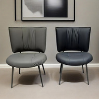 Chaise de salle à manger moderne rembourrée en cuir PU, assise latérale, dossier à coutures verticales, pieds en métal noir pour cuisine et maison