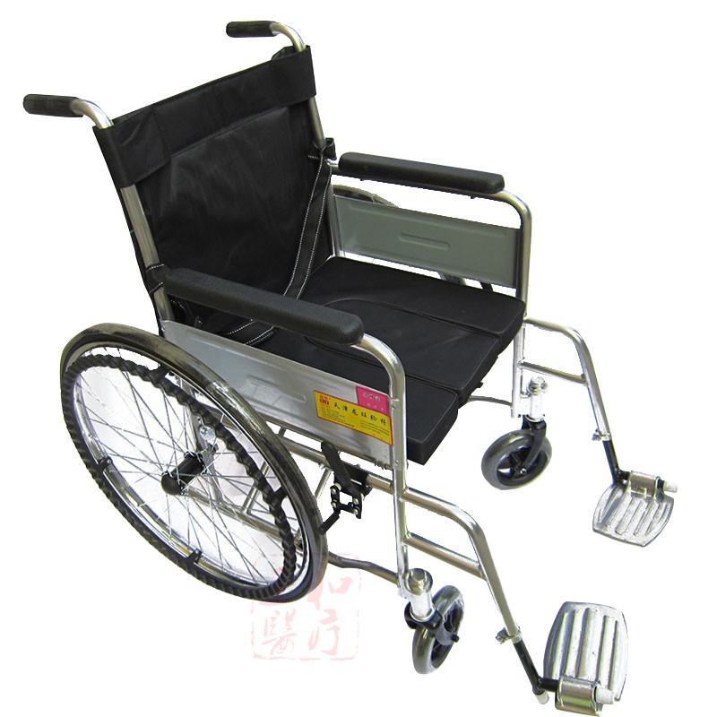 sentado en una silla de ruedas