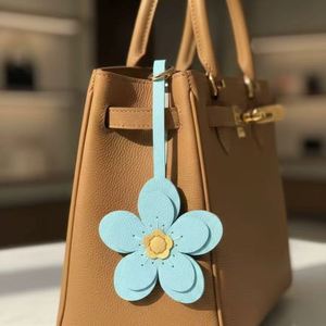 Hermosos dijes de cuero sintético con diseño de cereza para bolsos, accesorios de moda para mujer, dijes de lazo para carteras y llaveros, ideales para regalos. - Product Image 1