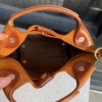 Sac bandoulière vintage en cuir véritable pour femme, sacoche souple en cuir de vachette avec quincaillerie en laiton pour les trajets quotidiens et les tenues décontractées