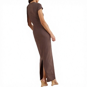Elegante Vestido Maxi Ajustado con Abertura Lateral y Manga Corta en Color Marrón Sólido para Fiestas - Product Image 3