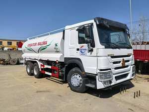 Camion arroseur à moteur robuste HOWO 4X2 réservoir d'eau efficace de 10 mètres cubes composant de pompe à noyau de moteur chinois HOWO 4X2 - Product Image 3