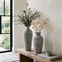 Vase de table en fer métallique gris-blanc aspect argile, motif pierre vieillie, style simplicité moderne, pour décoration intérieure et placement en cour