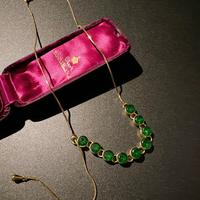 Collection de bijoux élégants et tendance : Bagues et bracelets assortis avec pendentif chat rose et pierre précieuse verte, directement de l'usine