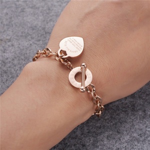 Bracelet fantaisie de luxe personnalisé en gros plaqué or 18 carats avec breloques en acier inoxydable pour femme et homme - Product Image 3