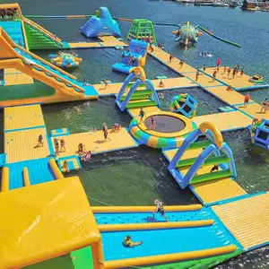 Os jogos infláveis da água do equipamento do parque do Aqua sopram acima o parque aquático de flutuação para o mar