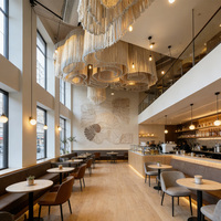 Sculpture de plafond en macramé moderne sur mesure, tissée à la main, à franges ondulées, pour un design contemporain commercial et hôtelier