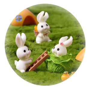 Décoration artisanale en résine de lapin et de carotte de dessin animé pour jardin miniature amusant, idéale pour maison de fée DIY - Product Image 1