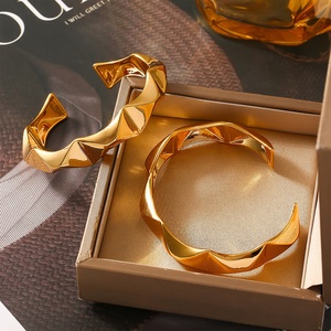Không Thấm Nước Đồ Trang Sức Thời Trang 18K Mạ Vàng Brass Đồng Bangles Retro Hình Học Vết Bở Kim Tự Tháp <span class=keywords><strong>Cuff</strong></span> Vòng Đeo Tay Vòng Đeo Tay Cho Phụ Nữ - Product Image 4
