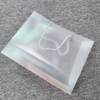 Sacs de shopping en PP transparent givré de haute qualité avec poignée longue pour l'emballage de vêtements et de cadeaux