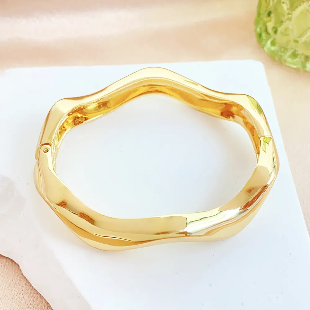 Accesorios clásicos simple personalizado abierto aleación de zinc chapado en oro brazalete pulsera para mujer